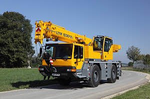 GRUA TODO TERRENO DE 35 TM. CON 30 MTS. DE PLUMA Y 9 MTS. DE PLUMIN